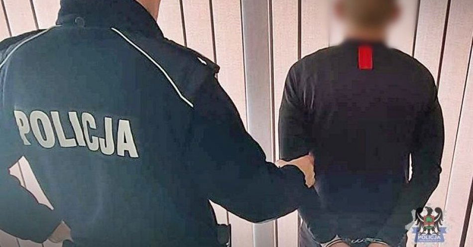 zdjęcie: Był ścigany na podstawie 21 listów gończych. Łącznie miał 58 podstaw poszukiwawczych. Teraz na ponad 8 lat trafi do zakładu karnego / fot. KMP w Wałbrzychu