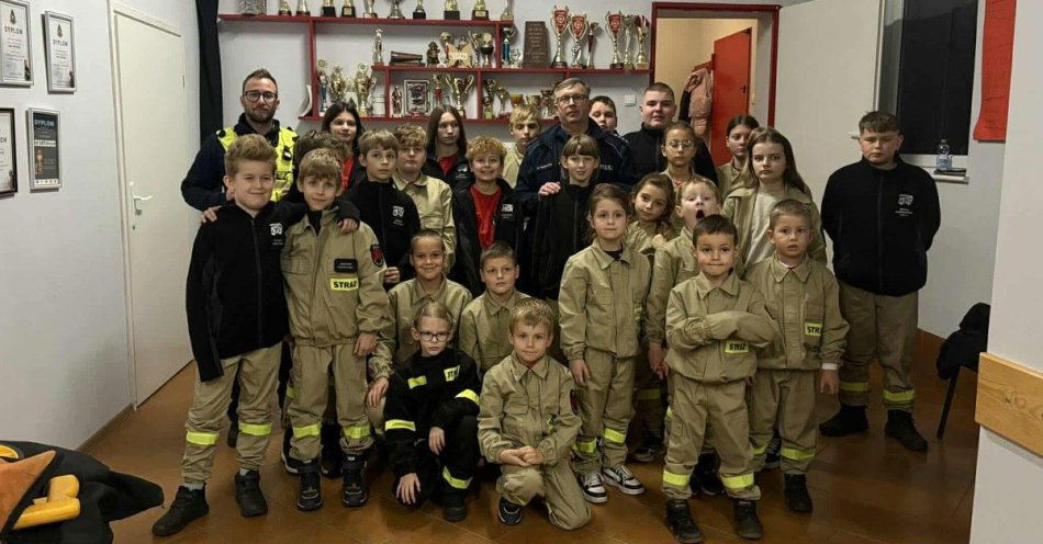 zdjęcie: Młodzi strażacy uczą się bezpieczeństwa drogowego i walki z hejtem / fot. KPP Nowy Tomyśl