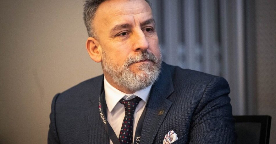 zdjęcie: Dr Tomaszewski: może pojawić się nowy format, którego osią będą Polska i Węgry / Toruń, 23.02.2026. Moderator, rzecznik prasowy UMK w Toruniu dr Patryk Tomaszewski podczas panelu 