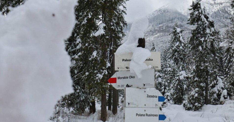 zdjęcie: Tatry: spadło zagrożenie lawinowe do trzeciego stopnia; warunki nadal niekorzystne / Tatry, 01.04.2026. Zamknięty szlak w Palenicy Białczańskiej w Tatrach, 1 bm. Cały obszar Tatrzańskiego Parku Narodowego (TPN) pozostaje zamknięty dla ruchu turystycznego. Obowiązuje czwarty, wysoki stopień zagrożenia lawinowego, a w górach notowane są wysokie wartości pokrywy śnieżnej. (sko) PAP/Grzegorz Momot ***Do tego materiału zdjęciowego dostępna jest również depesza w systemie CSI, pt.: Tatry nadal zamknięte dla turystów; lawinowa czwórka i trudne warunki***