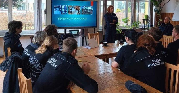 Spotkanie uczniów z psychologiem policyjnym