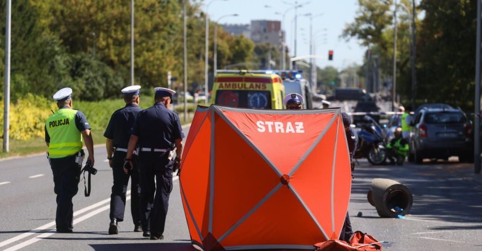 zdjęcie: Samochód wjechał w przystanek, dwie osoby nie żyją / fot. PAP