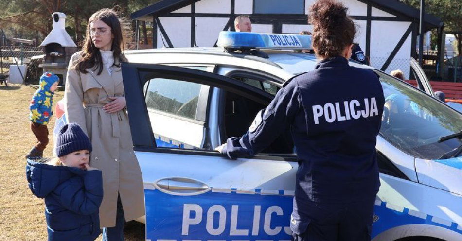 zdjęcie: Przedszkolaki uczą się bezpieczeństwa z policjantami / fot. KPP w Wejherowie