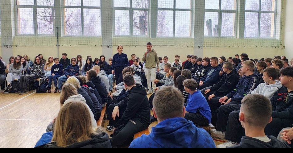 zdjęcie: Rówieśnik czy wróg? Debata o przemocy rówieśniczej w Rawie / fot. KPP w Rawie Mazowieckiej