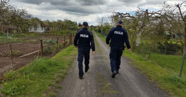 Policjanci dzielnicowi rozmawiali z działkowcami