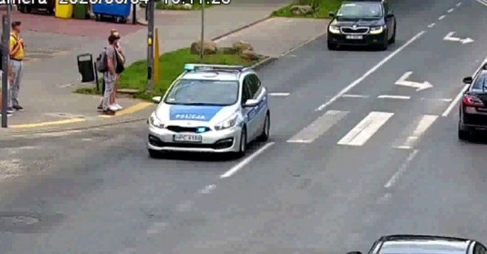 zdjęcie: Policjanci z Fordonu pomogli zatroskanej mamie w dotarciu z dzieckiem do szpitala / fot. KWP w Bydgoszczy
