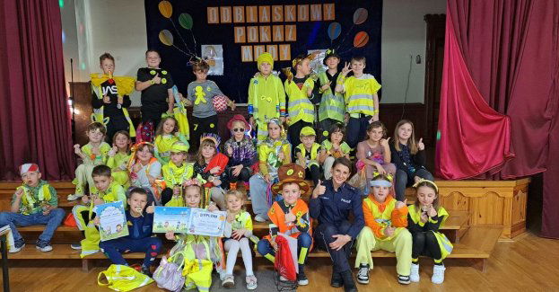 Błyszczący pokaz mody odblaskowej w szkole w Mrągowie