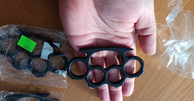 Biała broń zabezpieczona na sklepowej półce