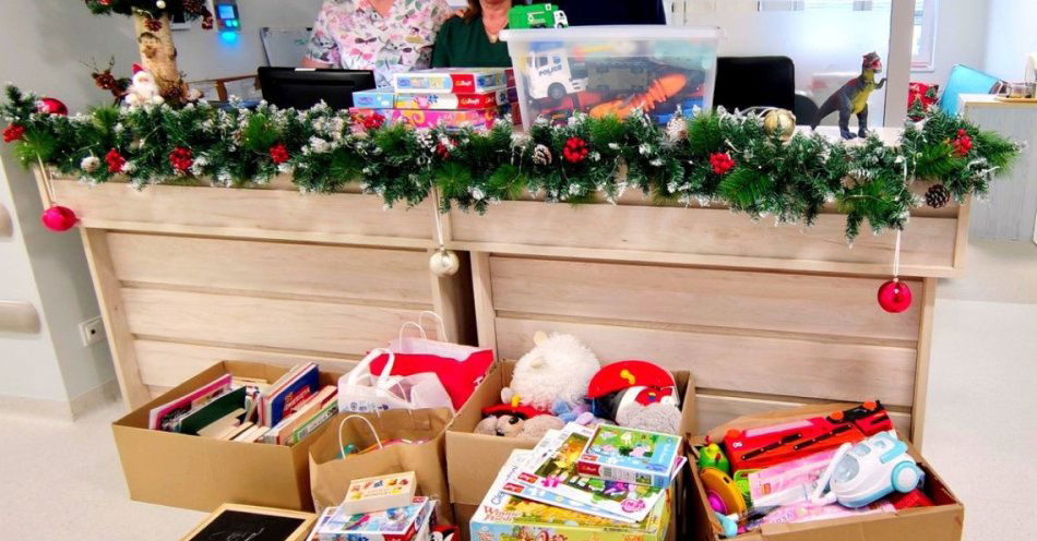 zdjęcie: Dzielnicowa z prezentami odwiedziła oddział pediatrii / fot. KPP w Rawie Mazowieckiej