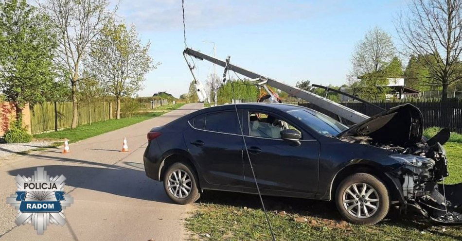 zdjęcie: Pojazd uderzył w słup – jedna osoba ranna / fot. KMP w Radomiu