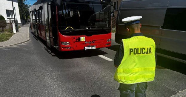 15-latka bez karty rowerowej przewróciła się przed autobusem.