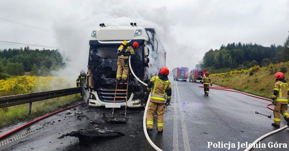 zdjęcie: Odcinek drogi Krajowej nr 3 zamknięty - Policja Jeleniogórska apeluje o ostrożność / fot. KMP w Jeleniej Górze