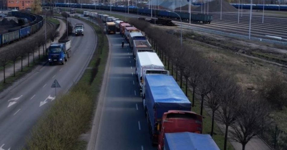 zdjęcie: Rozmowy na temat problemu związanego z utrudnieniami w ruchu drogowym na ul. Polskiej, Chrzanowskiego, Wiśniewskiego i Estakadzie Kwiatkowskiego / fot. KMP w Gdyni