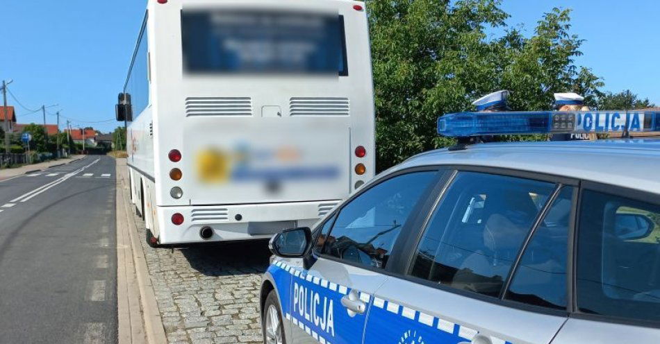 zdjęcie: Autokar do kontroli / fot. KPP w Głogowie