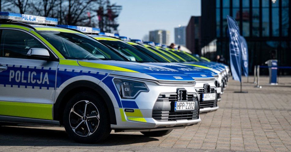 zdjęcie: Bielsko otrzymało nowe hybrydowe radiowozy Kia Niro / fot. KMP w Bielsku-Białej