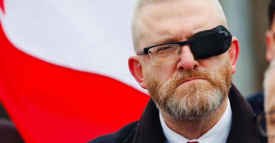 zdjęcie: Grzegorz Braun wezwany do prokuratury na 23 marca / Oświęcim, 22.11.2025. Konferencja prasowa przy rondzie im. Heleny Stupki (poza strefą ochronną Muzeum Auschwitz)  w Oświęcimiu, 22 bm. europosła Grzegorza Brauna  „Polska historia, Niemiecka zbrodnia i Żydowskie kłamstwo