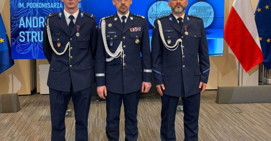 zdjęcie: Policjanci z Dąbrowy Tarnowskiej odznaczeni medalem za ratunek / fot. KMP w Dąbrowie Tarnowskiej