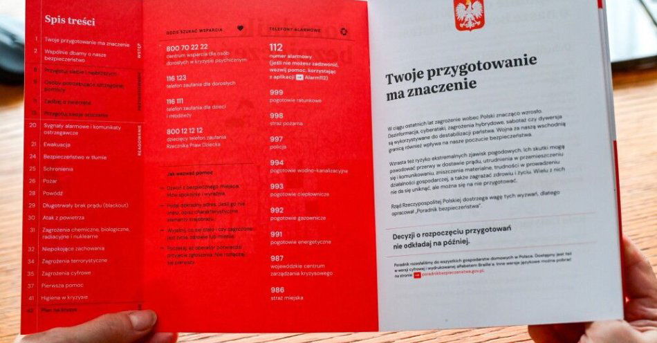 zdjęcie: Sondaż CBOS: „Poradnik Bezpieczeństwa” dotarł do 74 proc. Polaków / Szczecin, 12.01.2026. Mieszkanka Szczecina przegląda Poradnik Bezpieczeństwa, 12 bm. Poradnik Bezpieczeństwa to inicjatywa rządowa, której celem jest przygotowanie obywateli na różnorodne zagrożenia - od cyberataków i dezinformacji, przez klęski żywiołowe, po sytuacje militarne i kryzysy infrastrukturalne. (sko) PAP/Marcin Bielecki