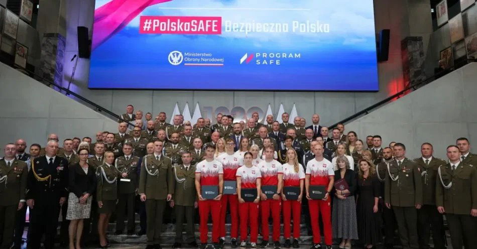 zdjęcie: Szef MON wręczył odznaczenia i wyróżnienia zasłużonym żołnierzom / Ossów, 13.08.2026. Pamiątkowe zdjęcie po uroczystości wręczenia medali i wyróżnień żołnierzom i pracownikom Sił Zbrojnych RP z okazji święta Wojska Polskiego, 13 bm. w Muzeum Bitwy Warszawskiej 1920 roku w Ossowie. (mr) PAP/Paweł Supernak