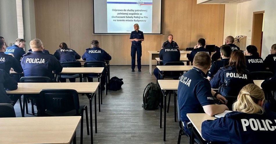 zdjęcie: Służby kursantów ze Szkoły Policji w Pile na terenie Bydgoszczy / fot. KWP w Bydgoszczy
