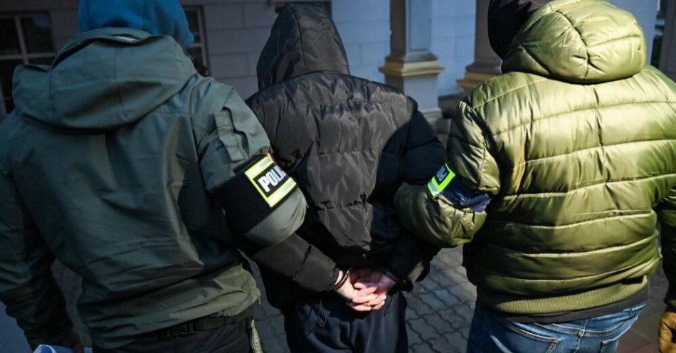 zdjęcie: Koszalin: zarzuty dla mężczyzny podejrzanego o uprowadzenie 10-miesięcznego dziecka / Koszalin, 17.12.2025. Doprowadzenie podejrzanego o uprowadzenie 10-miesięcznego dziecka Krystiana F. (C) do Prokuratury Rejonowej w Koszalinie, 17 bm. 38-letni mężczyzna wyrwał chłopca z rąk matki przed klatką schodową, a następnie wsiadł do samochodu i odjechał. W wyniku akcji poszukiwawczej policji udało się zlokalizować i zatrzymać samochód; dziecko po oględzinach lekarskich zostało zwrócone matce. Zatrzymany został także 50-letni kierowca samochodu. (jm) PAP/Piotr Kowala *** UWAGA!!! ZAKAZ P