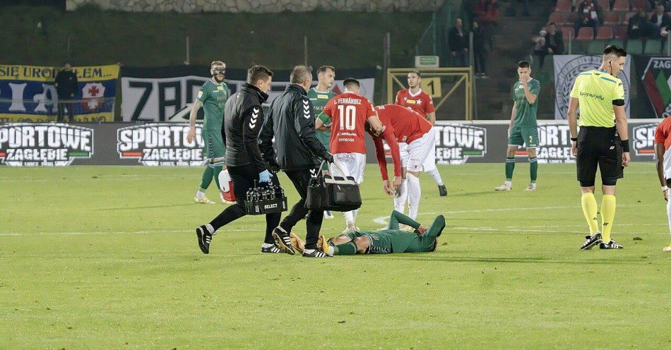 zdjęcie: Kluby i infrastruktura sportowa w Tomaszowie Mazowieckim / Mecz piłkarski w Polsce - interwencja sędziego po faulu. Fot. Krzysztof Popławski / Wikimedia Commons, CC BY 4.0