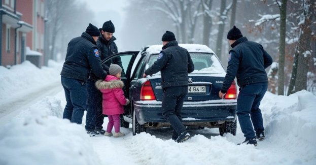 Policjanci pomogli kobiecie z dwójką dzieci uwięzionej w zasypie