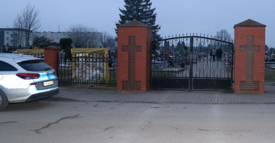 zdjęcie: Wandale nie unikną kary. Pomalowali farbą nagrobki i figurkę / fot. KPP w Radziejowie