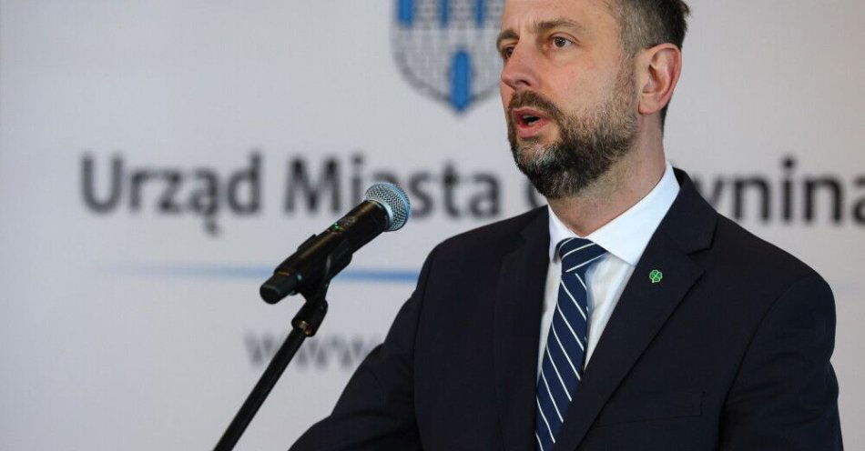 zdjęcie: Szef MON: możliwe opóźnienia w dostawach sprzętu z USA dla Polski w związku z sytuacją na Bliskim Wschodzie / Gostynin, 22.04.2026. Wicepremier, minister obrony narodowej Władysław Kosiniak-Kamysz podczas uroczystości podpisania listu intencyjnego dot. wspólnej realizacji zadań w zakresie bezpieczeństwa i obronności państwa przez MON i MSWiA na terenie Gostynina, 22 bm. na Zamku Gostynińskim. (jm) PAP/Marian Zubrzycki