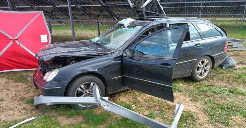 zdjęcie: Policjanci ustalają okoliczności tragicznego wypadku- kierowca uderzył w farmę fotowoltaiczną / fot. KPP Międzyrzecz