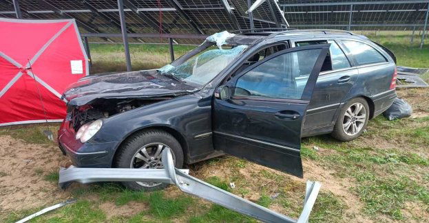 Policjanci ustalają okoliczności tragicznego wypadku- kierowca uderzył w farmę fotowoltaiczną