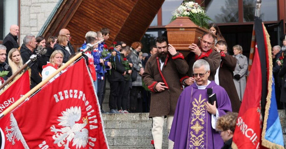 zdjęcie: Zakopane pożegnało wybitną alpejkę Dorotę Tlałkę-Mogore / Zakopane, 06.10.2025. Uroczystości pogrzebowe byłej narciarki alpejskiej Doroty Tlałki-Mogore w Zakopanem, 6 bm. Dorota Tlałka-Mogore, która była światowej klasy zawodniczką zmarła wieku 62 lat we Francji. W połowie lat osiemdziesiątych ubiegłego wieku wygrała zawody Pucharu Świata w narciarstwie. Cztery razy zdobywała tytuł Mistrzyni Polski. Dwukrotnie uczestniczyła w igrzyskach olimpijskich. (js) PAP/Grzegorz Momot