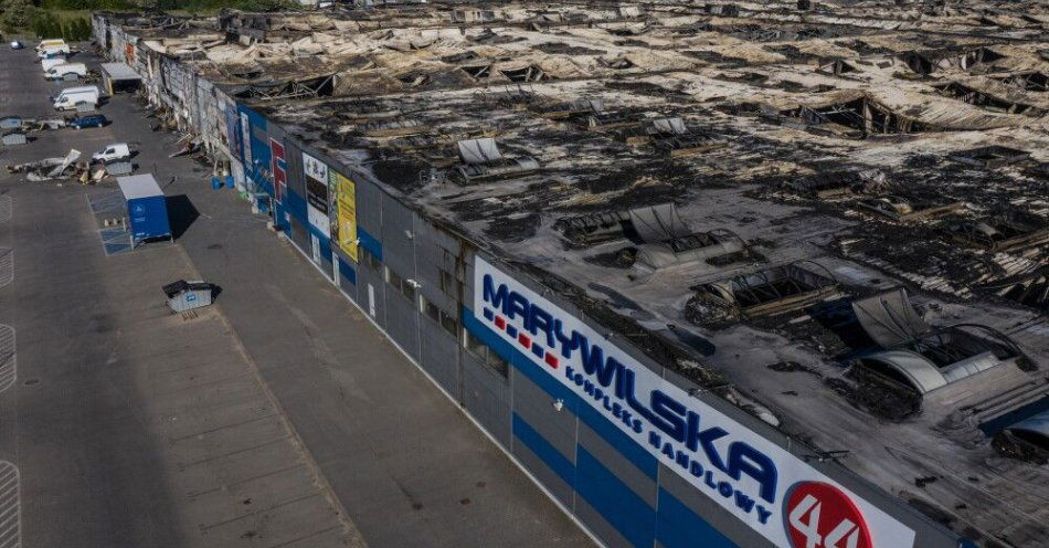 zdjęcie: Akt oskarżenia m.in. w sprawie podpalenia hali przy ul. Marywilskiej 44 w Warszawie / Warszawa, 13.05.2024. Zniszczona po pożarze hala kompleksu handlowego przy ul. Marywilskiej 44 w Warszawie, 13 bm. Prokuratura Okręgowa Warszawa-Praga wszczęła śledztwo w sprawie pożaru hali targowej, do którego doszło 12 bm. (jm) PAP/Leszek Szymański