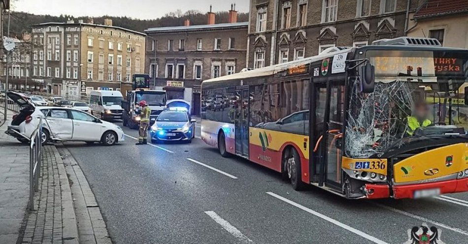 zdjęcie: Poważnie wyglądająca kolizja drogowa na Starym Zdroju z udziałem autobusu / fot. KMP w Wałbrzychu