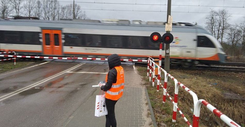 zdjęcie: Wspólnie działali na przejeździe / fot. KPP Skarżysko-Kamienna