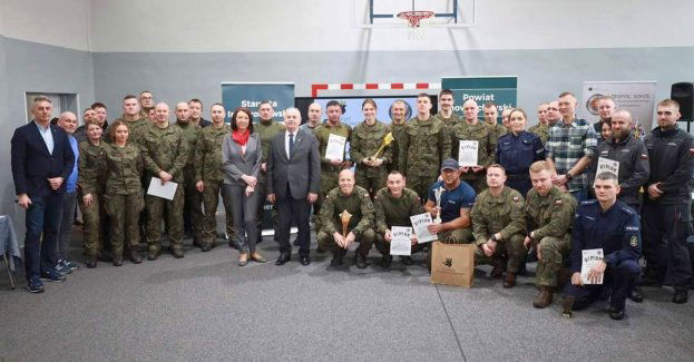 Policyjna drużyna na wysokim podium