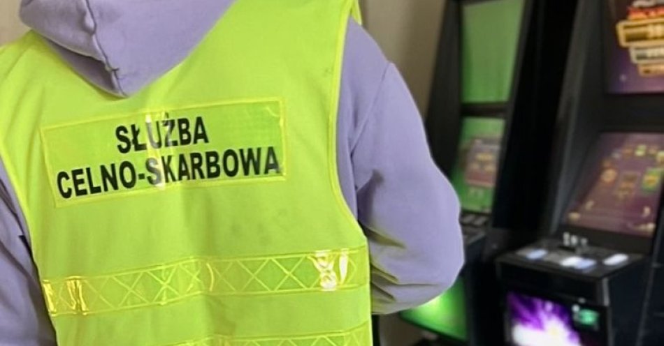 zdjęcie: Zabezpieczonych 10 automatów do gier i gotówka w kwocie ponad 50000 złotych, to efekt kolejnej realizacji kartuskich kryminalnych i funkcjonariuszy Ur / fot. KPP w Kartuzach