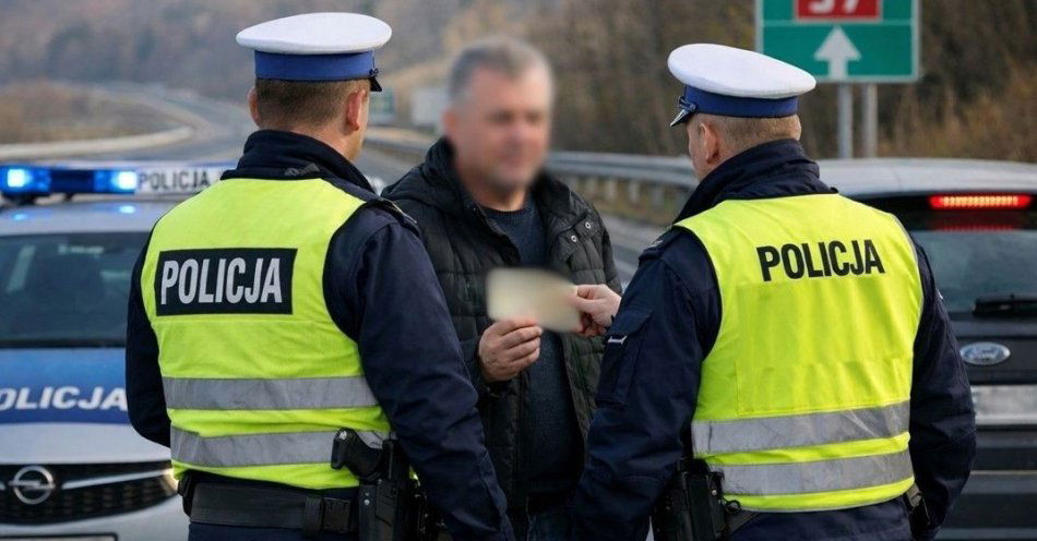 zdjęcie: Kierowca próbował przekupić policjantów na S7 w Stróży / fot. KMP w Myślenicach