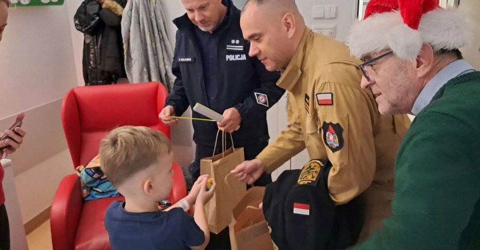zdjęcie: Policyjny Mikołaj odwiedził najmłodszych w szpitalu w Kościerzynie / fot. KPP w Kościerzynie