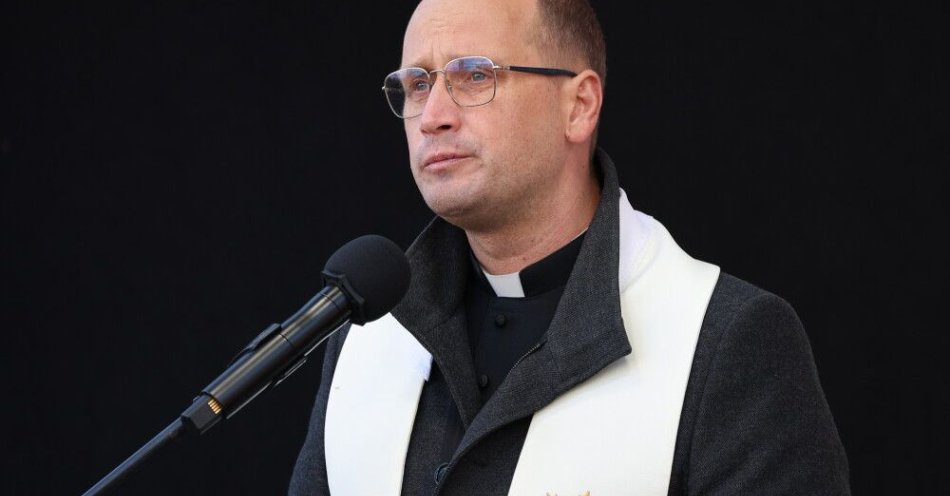 zdjęcie: Przedstawiciel IPN o poszukiwaniach na Wołyniu: wracamy po pamięć swoich ludzi / Warszawa, 01.03.2026. Kapelan Muzeum Żołnierzy Wyklętych i Więźniów Politycznych PRL Tomasz Trzaska podczas obchodów Narodowego Dnia Pamięci Żołnierzy Wyklętych, 1 bm. w Warszawie. Wydarzenie jest organizowane przez m.in. Instytut Pamięci Narodowej i Muzeum Żołnierzy Wyklętych i Więźniów Politycznych PRL. (aldg) PAP/Albert Zawada