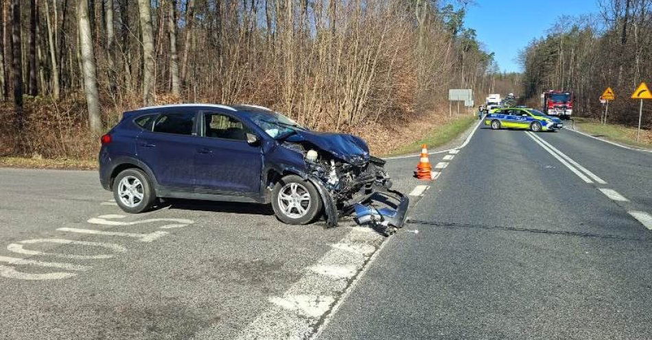 zdjęcie: Zderzenie trzech aut na DK między Miłochowicami a Lasowicami / fot. KPP w Miliczu