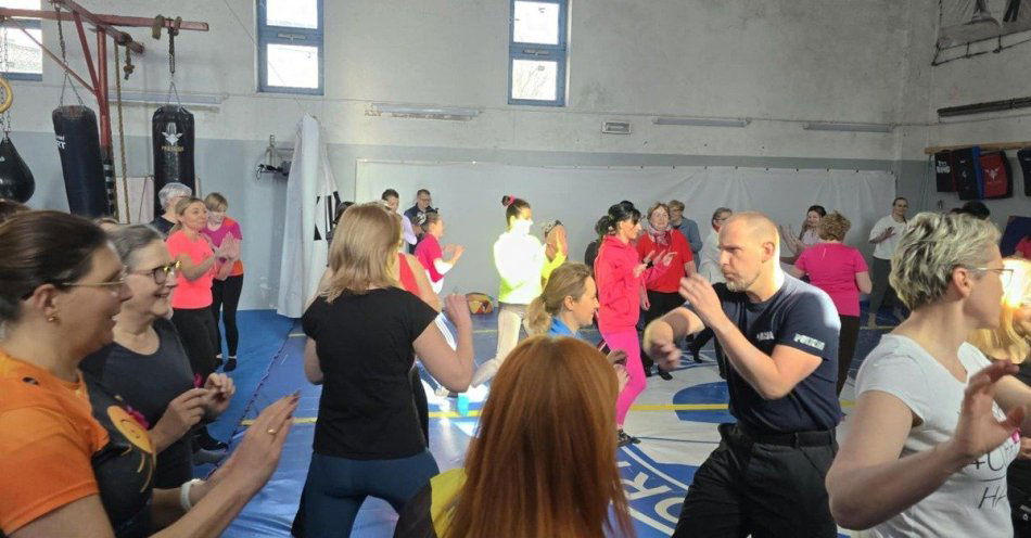 zdjęcie: Bezpieczne Babeczki: policjanci uczą samoobrony w Gliwicach / fot. KMP w Gliwicach