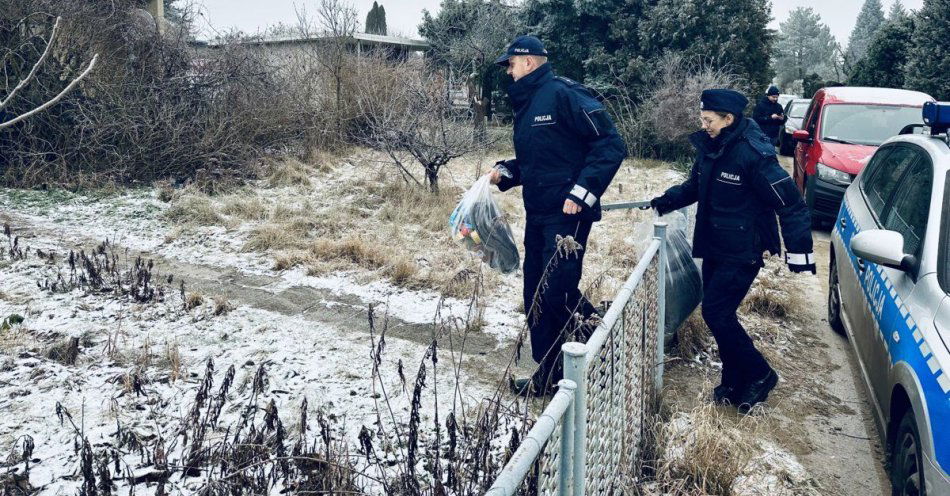 zdjęcie: Wspólna akcja Caritas i poznańskiej policji na rzecz osób w kryzysie bezdomności / fot. KMP w Poznaniu