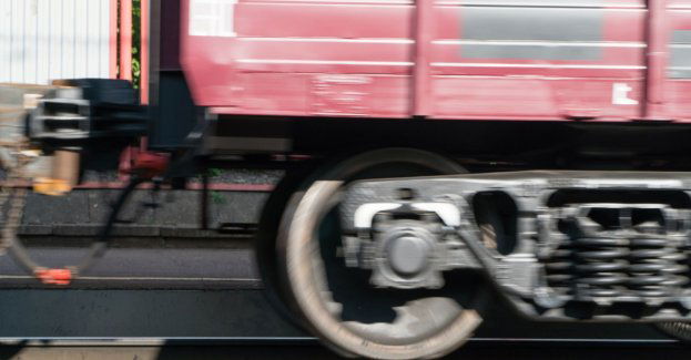 Zderzenie samochodu z pociągiem; utrudnienia na kolei