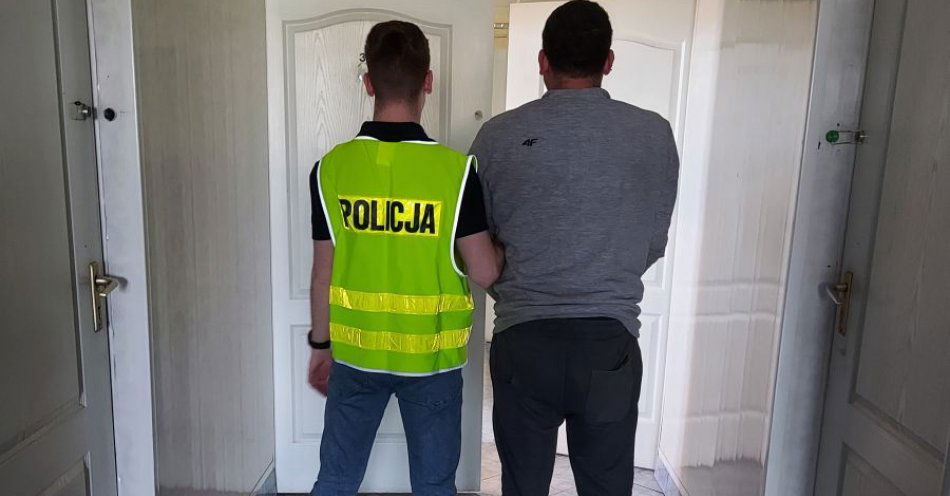 zdjęcie: Duet włamywaczy w rękach policjantów / fot. KPP w Łowiczu