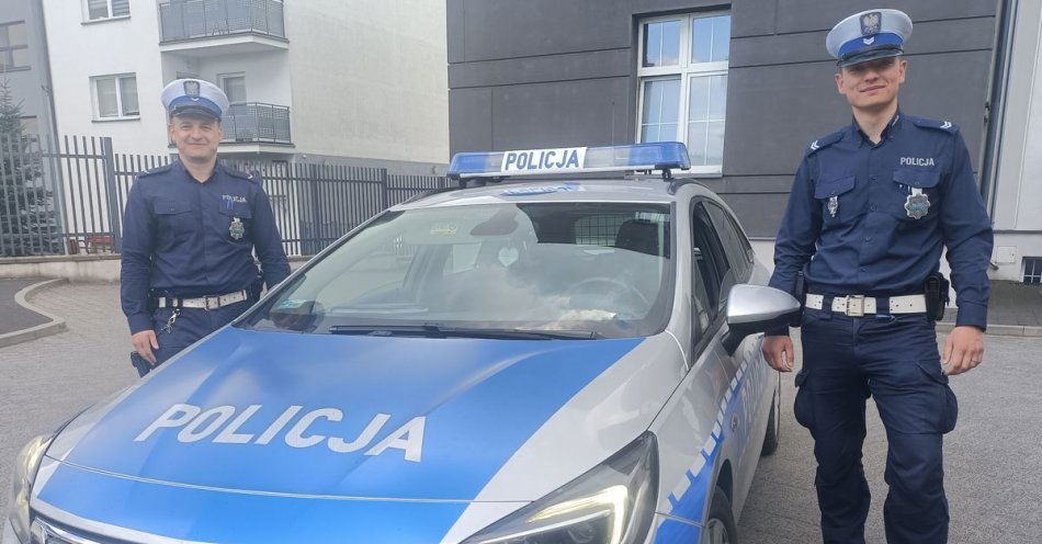 zdjęcie: Policjanci eskortowali samochód z rodzącą kobietą / fot. KPP Aleksandrów