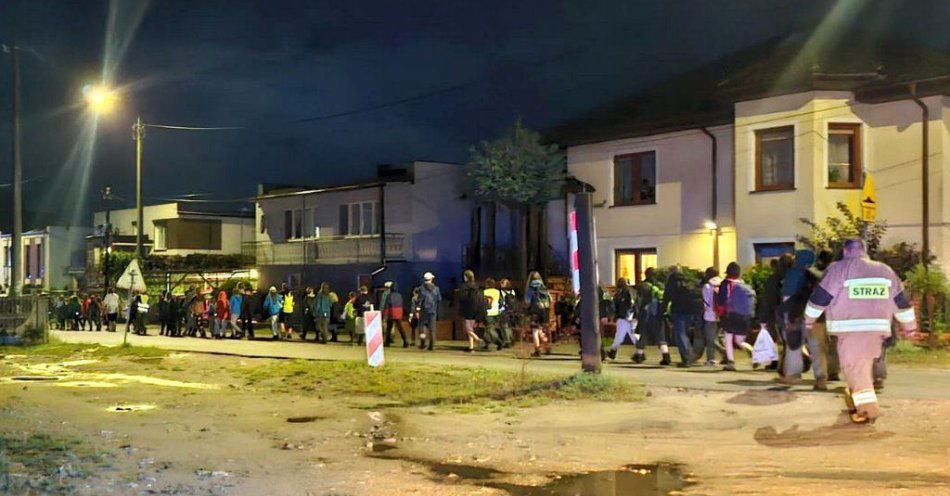 zdjęcie: Policjanci i strażacy pomagali w ewakuacji uczestników obozu harcerskiego w Tuszynach / fot. KWP w Bydgoszczy