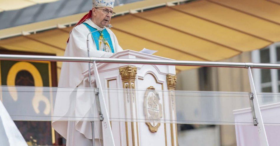 zdjęcie: Papieskie błogosławieństwo dla abp. Gądeckiego w 50-lecie święceń kapłańskich / fot. PAP