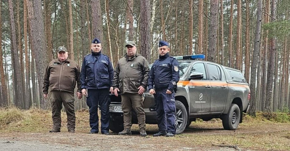 zdjęcie: Patrole przed świętami pilnują lasów i legalności choinek / fot. KPP w Łowiczu
