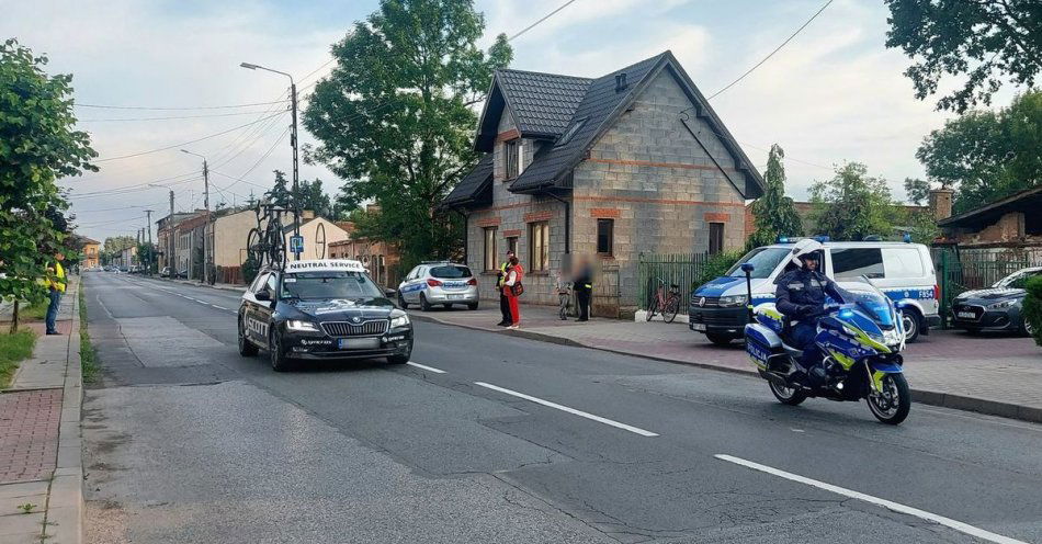 zdjęcie: Bezpiecznie na trasie przejazdu wyścigu kolarskiego / fot. KPP w Łęczycy